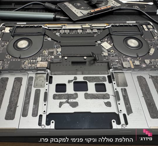 פנים מחשב נייד פתוח עם רכיבים אלקטרוניים.